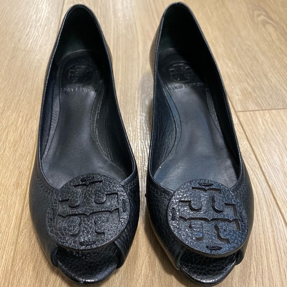 The Tory Burch women's black pebbled leather open toe wedges in size 6 - Picture 1 of 12